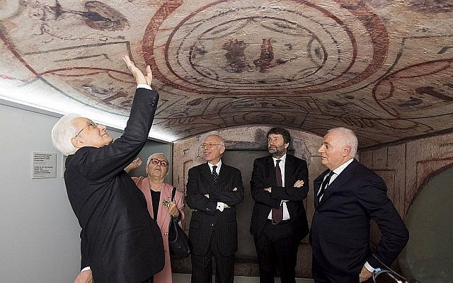 La reproduction d'une chambre dans les Catacombes Vigna Randanini. De gauche à droite : Le président de la République italienne Sergio Mattarella, l'historienne Anna Foa (une des commissaires de l'exposition), le président du MEIS (Musée du judaïsme italien et de la Shoah) Dario Disegni, l'ancien ministre du Patrimoine culturel Dario Franceschini, l'architecte Giovanni Tortelli. (Marco Caselli Nirmal/ Avec l'aimable autorisation du MEIS)