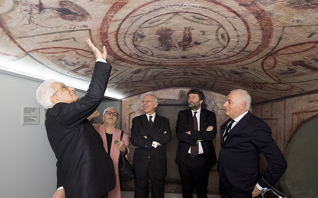 La reproduction d'une chambre dans les Catacombes Vigna Randanini. De gauche à droite : Le président de la République italienne Sergio Mattarella, l'historienne Anna Foa (une des commissaires de l'exposition), le président du MEIS (Musée du judaïsme italien et de la Shoah) Dario Disegni, l'ancien ministre du Patrimoine culturel Dario Franceschini, l'architecte Giovanni Tortelli. (Marco Caselli Nirmal/ Avec l'aimable autorisation du MEIS)