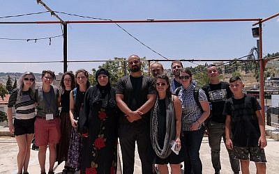 Des militants de gauche d'un groupe Birthright qui ont mis en scène un départ du mouvement, avec une famille qui risque l'évacuation à cause de la démolition de son village à Jérusalem Est, le 15 juillet 2018. (Autorisation)