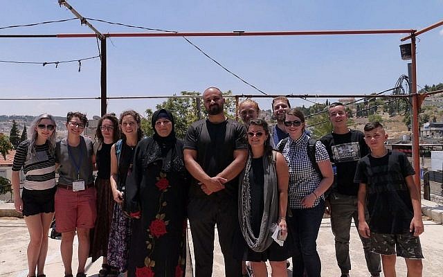 Des militants de gauche d'un groupe Birthright qui ont mis en scène un départ du mouvement, avec une famille qui risque l'évacuation à cause de la démolition de son village à Jérusalem Est, le 15 juillet 2018. (Autorisation)