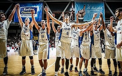 L'équipe nationale des moins de 20 ans de basket israélienne lors de sa victoire aux championnats européens de la FIBA, le 22 juillet 2018 (Autorisation : Association de basketball israélienne)