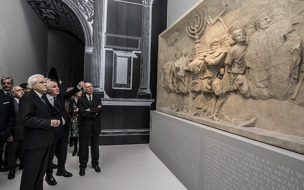 Le Président italien Sergio Mattarella dans la salle du MEIS dédiée à la destruction du Temple. A sa droite, l'architecte Giovanni Tortelli de GTRF - Giovanni Tortelli Roberto Frassoni Architetti Associati - qui a été le commissaire du projet de muséographie et d'aménagement, et le président du MEIS (Musée du judaïsme italien et de la Shoah), Dario Disegni. (Marco Caselli Nirmal/ Avec l'aimable autorisation du MEIS)