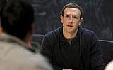 Mark Zuckerberg, PDG de Facebook, rencontre un groupe d'entrepreneurs et d'innovateurs lors d'une table ronde au Cortex Innovation Community technology hub à St. Louis, le 9 novembre 2017. (Jeff Roberson/AFP)
