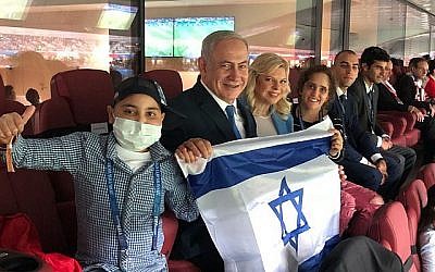 Le Premier ministre Benjamin Netanyahu et son épouse Sara, assistant à la demi-finale de la Coupe du monde à Moscou le 11 juillet 2018, aux côtés de Mika Lipsker (18 ans) et Alon Eizarayev (13 ans), qui luttent contre le cancer. (Autorisation)
