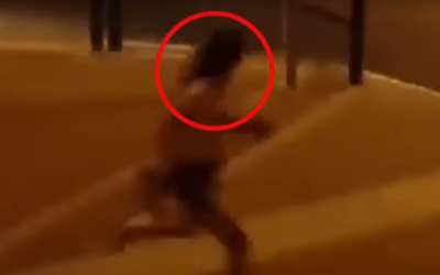 Capture d'écran d'une vidéo d'une jeune femme prise en chasse par des utlra-orthodoxes en raison de sa tenue "impudique", à Ramat eit Shemesh. (Crédit : capture d'écran YouTube)