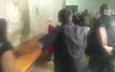 Rixe entre les familles israéliennes de victimes du terrorisme et les familles des attaquants palestiniens à la Haute-cour (Capture d'écran : Twitter)