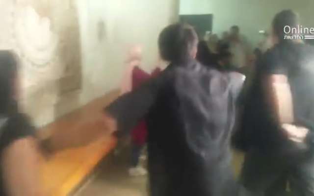 Rixe entre les familles israéliennes de victimes du terrorisme et les familles des attaquants palestiniens à la Haute-cour (Capture d'écran : Twitter) Rixe entre les familles israéliennes de victimes du terrorisme et les familles des attaquants palestiniens à la Haute-cour (Capture d'écran : Twitter)