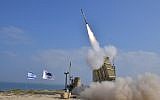 Un missile est lancé depuis la base aérienne Palmachim dans le centre d'Israël, le 4 juillet 2018 (Crédit : ministère de la Défense)