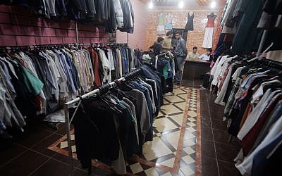 Illustration : des Palestiniens vendent des vêtements qui ont été livrés via le point de passage de Kerem Shalom, entre Israël et Rafah, le 13 octobre 2010. (Crédit : Abed Rahim Khatib/Flash90