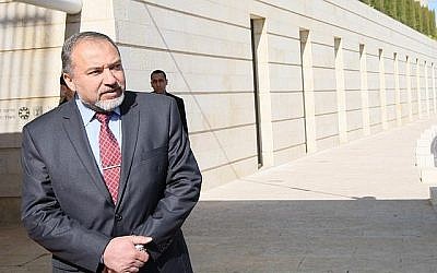 Le ministre des Affaires étrangères de l'époque, Avigdor Liberman, se prépare à accueillir son homologue irlandais, Eamon Gilmore, devant le ministère des Affaires étrangères à Jérusalem, le 29 janvier 2012 (Kobi Gideon/Flash90).