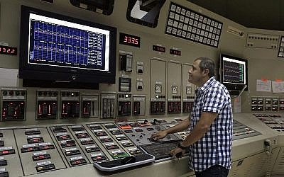 Une photo montrant une salle de contrôle d'une compagnie d'électricité. (Tsafrir Abayov / Flash90)