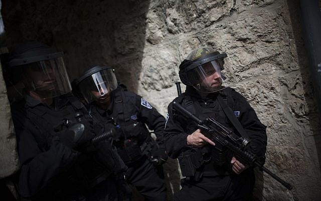 Illustration : Des soldats sur le mont du Temple de Jérusalem, le 8 mars 2013 (Crédit : Yonatan Sindel/Flash90)