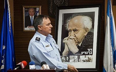 Yohananan Danino, alors chef de la police israélienne, lors d'une cérémonie au siège national de la police israélienne à Jérusalem, le 30 mai 2013. (Flash90)