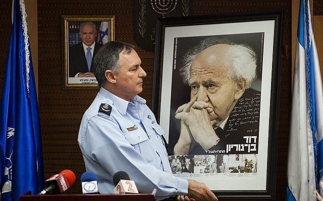 Yohananan Danino, alors chef de la police israélienne, lors d'une cérémonie au siège national de la police israélienne à Jérusalem, le 30 mai 2013. (Flash90) Yohananan Danino, alors chef de la police israélienne, lors d'une cérémonie au siège national de la police israélienne à Jérusalem, le 30 mai 2013. (Flash90)