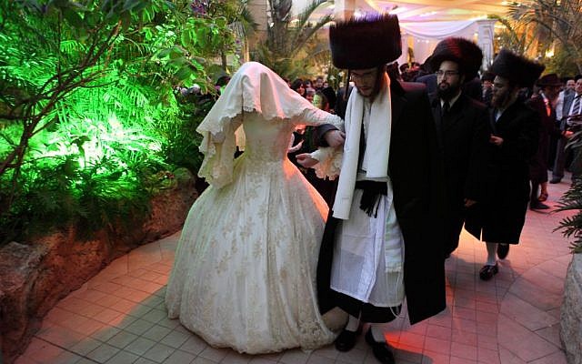 Photo d'illustration: Le mariage d'un couple ultra-orthodoxe hassidique, l'une des nombreuses dépenses réalisées par un emprunt contracté auprès d'un gemach, le 25 février 2012 (Crédit : Yaakov Naumi/Flash90)