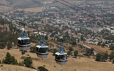 Le téléphérique des falaises de Manara au dessus de la ville de Kiryat Shmona, dans le nord du pays, le 13 août 2014. (Crédit : Nati Shohat/Flash90)
