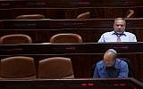 Le chef du parti Yisrael Beytenu Avigdor Liberman (en haut) et celui de la formation HaBayit HaYehudi Naftali Bennett à la Knesset, le 11 mai 2015 (Crédit : Miriam Alster/Flash90)