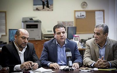 Le chef de la Liste arabe unie, Ayman Odeh (C) dirige la faction hebdomadaire du parti à la Knesset, le 31 octobre 2016. (Miriam Alster/Flash90)