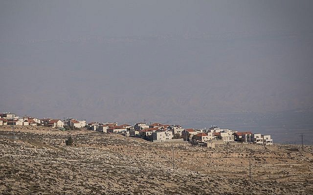 Une vue de l'implantation d' Adam (Geva Binyamin), en Cisjordanie, depuis le quartier juif de Neve Yaakov à Jérusalem, le 1er janvier 2017 (Crédit : Yonatan Sindel/Flash90)