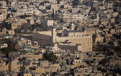 Une vue générale de la ville de Hébron, en Cisjordanie, avec le tombeau des Patriarches, le 18 janvier 2017. (Crédit : Lior Mizrahi/Flash90)
