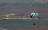 Illustration. Un parapente survolant le nord d'Israël, le 18 février 2017. (Crédit : Nati Shohat/Flash90)