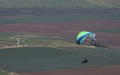 Illustration. Un parapente survole le nord d'Israël le 18 février 2017. (Nati Shohat/Flash90)