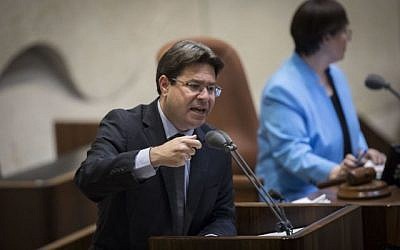 Le ministre des Sciences et de la Technologie Ofir Akunis intervient lors de la séance plénière de la Knesset, le 26 avril 2017. (Yonatan Sindel/Flash90)