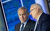 Le Premier ministre Benjamin Netanyahu (à gauche) s'entretient avec le Président Reuven Rivlin lors de la cérémonie de remise du Prix Israël au Centre international de conférences de Jérusalem le 2 mai 2017. (Yonatan Sindel/Flash90)