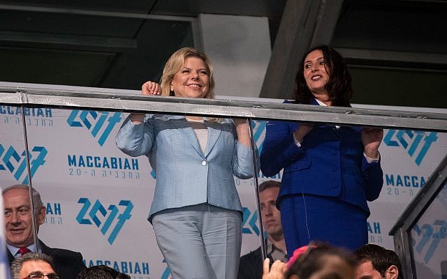Sara Netanyahu, à gauche, et la ministre de la Culture et des sports, Miri Regev, lors de la cérémonie d'inauguration des 20èmes maccabiades à Jérusalem (Crédit : Yonatan Sindel/Flash90) Sara Netanyahu, à gauche, et la ministre de la Culture et des sports, Miri Regev, lors de la cérémonie d'inauguration des 20èmes maccabiades à Jérusalem (Crédit : Yonatan Sindel/Flash90)