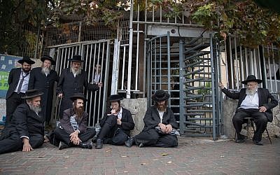 Des juifs ultra-orthodoxes montent un siège devant un bureau de recrutement de l'armée israélienne, à Jérusalem, le 28 novembre 2017. (Flash90)