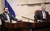 Le député du parti Shas, Yinon Azoulay (à gauche), prend la parole à la Knesset, sous le regard du Président Yuli Edelstein. (Yonatan Sindel/Flash90)
