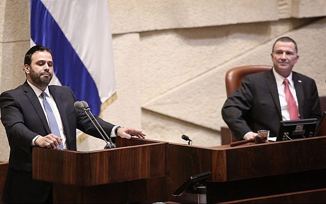 Le député du parti Shas, Yinon Azoulay (à gauche), prend la parole à la Knesset, sous le regard du Président Yuli Edelstein. (Yonatan Sindel/Flash90) Le député du parti Shas, Yinon Azoulay (à gauche), prend la parole à la Knesset, sous le regard du Président Yuli Edelstein. (Yonatan Sindel/Flash90)