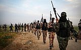 Des combattants du groupe terroriste du Jihad islamique marchent durant un exercice militaire à proximité de la frontière avec Israël, à l'est de la ville de Khan Younis, dans le sud de la bande de Gaza, le 27 mars 2018 (Crédit : Abed Rahim Khatib/Flash90)