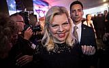 Sara Netanyahu assiste à une réception au ministère des Affaires étrangères célébrant l'ouverture de l'ambassade américaine à Jérusalem le 13 mai 2018. (Crédit : Hadas Parush / Flash90)