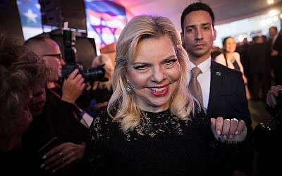 Sara Netanyahu assiste à une réception au ministère des Affaires étrangères célébrant l'ouverture de l'ambassade américaine à Jérusalem le 13 mai 2018. (Crédit : Hadas Parush / Flash90)