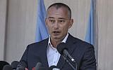 Le coordinateur spécial des Nations unies pour le processus de paix au Moyen-Orient  Nickolay Mladenov lors d'une conférence de presse au cours d'une visite à Gaza, le 15 juillet 2018 (Crédit : (Wissam Nassar/Flash90)