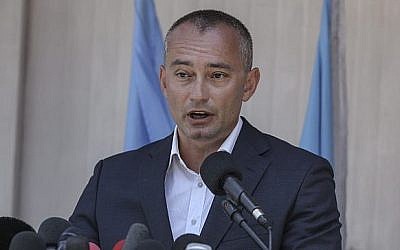 Le coordinateur spécial des Nations unies pour le processus de paix au Moyen-Orient  Nickolay Mladenov lors d'une conférence de presse au cours d'une visite à Gaza, le 15 juillet 2018 (Crédit : (Wissam Nassar/Flash90)
