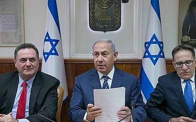 Le Premier ministre Benjamin Netanyahu lors de la réunion hebdomadaire du cabinet du Premier ministre à Jérusalem le 1er juillet 2018. (Ohad Zwigenberg/Pool)