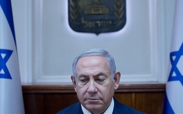 Le Premier ministre Benjamin Netanyahu à la conférence hebdomadaire du gouvernement à la résidence du bureau du Premier ministre de Jérusalem, le 1er juillet 2018 (Crédit : Ohad Zwigenberg/POOL) Le Premier ministre Benjamin Netanyahu à la conférence hebdomadaire du gouvernement à la résidence du bureau du Premier ministre de Jérusalem, le 1er juillet 2018 (Crédit : Ohad Zwigenberg/POOL)