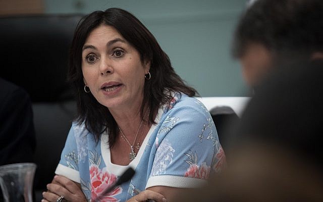 La ministre de la Culture et des Sports Miri Regev assiste à une réunion de la Commission de la Culture, des Sports et de l'Education à la Knesset, le 2 juillet 2018. (Hadas Parush/Flash90) La ministre de la Culture et des Sports Miri Regev assiste à une réunion de la Commission de la Culture, des Sports et de l'Education à la Knesset, le 2 juillet 2018. (Hadas Parush/Flash90)