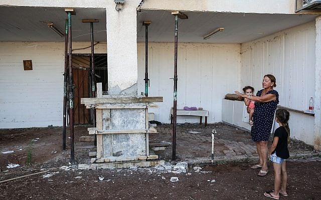 Aperçu des dégâts causés aux maisons dans le nord d'Israël, après les tremblements de terre qui ont secoué la région, le 9 juillet 2018. (David Cohen/Flash90) Aperçu des dégâts causés aux maisons dans le nord d'Israël, après les tremblements de terre qui ont secoué la région, le 9 juillet 2018. (David Cohen/Flash90)