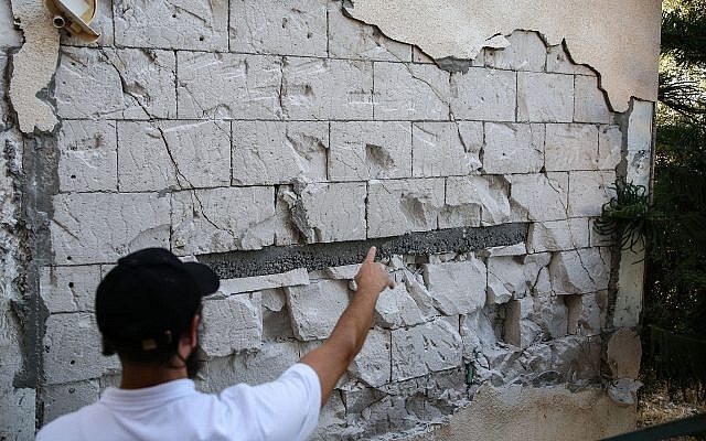 Les dégâts causés aux habitations dans la ville de Tibériade dans le nord d'Israël après que la région a été touchée par un séisme, le 9 juillet 2018 (Crédit : David Cohen/ Flash90) Les dégâts causés aux habitations dans la ville de Tibériade dans le nord d'Israël après que la région a été touchée par un séisme, le 9 juillet 2018 (Crédit : David Cohen/ Flash90)
