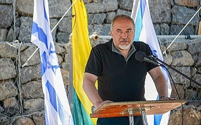 Le ministre de la Défense Avigdor Liberman s'exprime lors d'une visite sur le plateau du Golan près de la frontière syrienne le 10 juillet 2018. (Basel Awidat/Flash90)