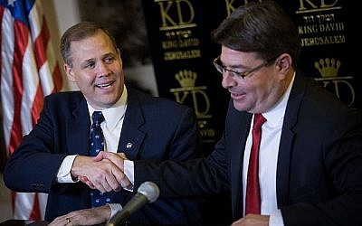 Le ministre des Sciences et de la Technologie, Ofir Akunis, (à droite) avec Jim Bridenstine, administrateur de la National Aeronautics and Space Administration (NASA) lors d'une conférence de presse à l'hôtel King David à Jérusalem, le 12 juillet 2018. (Yonatan Sindel/Flash90)