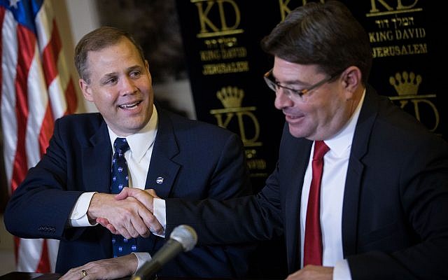 Le ministre des Sciences et de la Technologie, Ofir Akunis, (à droite) avec Jim Bridenstine, administrateur de la National Aeronautics and Space Administration (NASA) lors d'une conférence de presse à l'hôtel King David à Jérusalem, le 12 juillet 2018. (Yonatan Sindel/Flash90) Le ministre des Sciences et de la Technologie, Ofir Akunis, (à droite) avec Jim Bridenstine, administrateur de la National Aeronautics and Space Administration (NASA) lors d'une conférence de presse à l'hôtel King David à Jérusalem, le 12 juillet 2018. (Yonatan Sindel/Flash90)