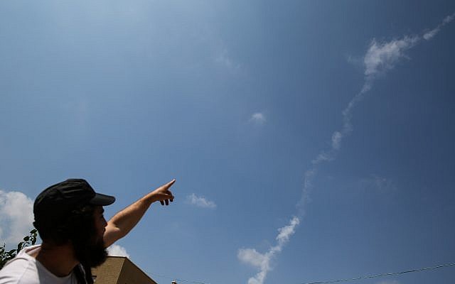 Une traînée de fumée d'un missile Patriot qui a intercepté un drone syrien qui est entré dans l'espace aérien israélien depuis la Syrie, observé au-dessus de la ville de Safed, au nord d'Israël, le 13 juillet 2018. (David Cohen/Flash90)