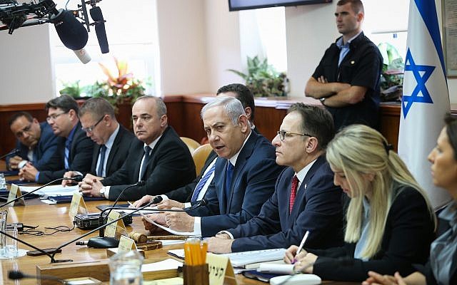 Le Premier ministre Benjamin Netanyahu dirige la rencontre hebdomadaire du gouvernement au bureau du Premier ministre de Jérusalem, le 15 juillet 2018 (Crédit : Alex Kolomoisky/POOL YEDIOTH AHRONOTH) Le Premier ministre Benjamin Netanyahu dirige la rencontre hebdomadaire du gouvernement au bureau du Premier ministre de Jérusalem, le 15 juillet 2018 (Crédit : Alex Kolomoisky/POOL YEDIOTH AHRONOTH)