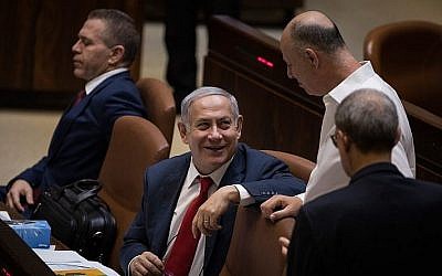 Le Premier ministre Benjamin Netanyahu, au centre, avec le ministre du cabinet Tzachi Hanegbi, à droite, lors d'une séance plénière de la Knesset le 18 juillet 2018 (Crédit : Hadas Parush/Flash90 )
