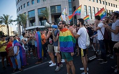 Des membres de la communauté LGBT et des sympathisants participent à une manifestation contre un amendement au projet de loi de la Knesset qui refuse la gestation pour autrui aux couples de même sexe, à Tel Aviv le 18 juillet 2018. (Miriam Alster/Flash90)