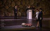 Le Premier ministre hongrois Viktor Orban et son épouse déposent une gerbe au musée du mémorial de la Shoah de Jérusalem, le 19 juillet 2018 (Crédit :  Hadas Parush/FLASH90)